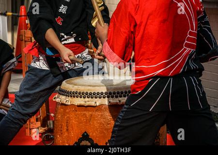 Bilder von Kindern, die den Taiko getroffen Stockfoto