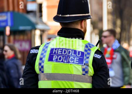 Cardiff, Wales - 2022. März: Rückansicht eines Polizeibeamten im Dienst im Stadtzentrum von Cardiff Stockfoto