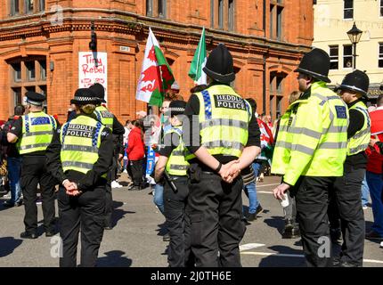 Cardiff, Wales - 2022. März: Polizeibeamte im Einsatz im Stadtzentrum von Cardiff am Tag eines internationalen Rugby-Spiels. Stockfoto