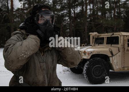 Charlie Battery, 120th Field Artillery Regiment, 32nd Infantry Brigade Combat Team, Wisconsin National Guard, reagierte auf ein simuliertes chemisches Reaktionsereignis in Camp Greyling, mich, 25. Januar 2022. Die Veranstaltung fand im Rahmen des Northern Strike 22-1 („Winterstreiks“) statt, einer vom National Guard Bureau gesponserten Übung, die am 21-30. Januar mit Teilnehmern aus mehreren US-Bundesstaaten und Partnerstreitkräften im Camp Greyling Joint Maneuver Training Center und im Alpena Combat Readiness Training Center, Michigan, stattfand. Die zusammen das National All-Domain Warfighting Center (NADWC) (USA Armee Nationalgarde Foto von Stockfoto