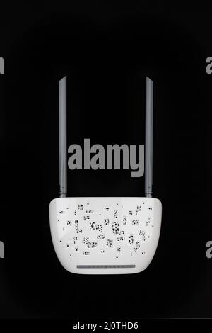 Neuer weißer Wi-Fi-Router mit grauen Antennen auf schwarzem Hintergrund, Draufsicht aus einem Kopierbereich Stockfoto