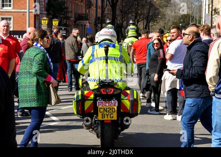 Cardiff, Wales - 2022. März: Polizeibeamter fährt durch eine Menschenmenge im Stadtzentrum von Cardiff Stockfoto