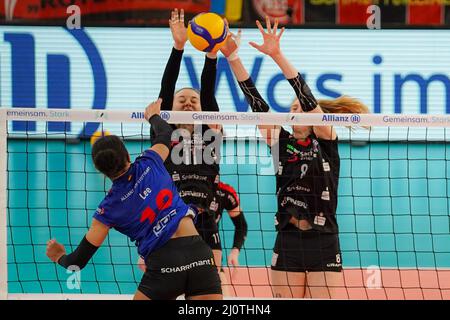 Wiesbaden, Deutschland. 20. März 2022. Monique Strubbe (8 Dresden) und Maja Storck (11 Dresden) blockieren den Ball vor Simone Lee (10 Stuttgart) während des Damen-DVV-Pokal-Finalmatches 2021/2022 zwischen Allianz MTV Stuttgart und dem Dresdner SC in der Sporthalle am Platz der Deutschen Einheit in Wiesbaden. Norina Toenges/Sports Press Foto: SPP Sport Press Foto. /Alamy Live News Stockfoto