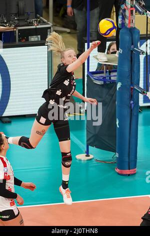 Wiesbaden, Deutschland. 20. März 2022. Jennifer Janiska (6 Dresden) spielt den Ball während des Damen-DVV-Pokal-Finalmatches 2021/2022 zwischen Allianz MTV Stuttgart und dem Dresdner SC in der Sporthalle am Platz der Deutschen Einheit in Wiesbaden. Norina Toenges/Sports Press Foto: SPP Sport Press Foto. /Alamy Live News Stockfoto