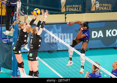 Wiesbaden, Deutschland. 20. März 2022. Linda Bock (1 Dresden) und Monique Strubbe (8 Dresden) blockieren den Ball während des Damen-DVV-Pokal-Finalmatches 2021/2022 zwischen Allianz MTV Stuttgart und dem Dresdner SC in der Sporthalle am Platz der Deutschen Einheit in Wiesbaden. Norina Toenges/Sports Press Foto: SPP Sport Press Foto. /Alamy Live News Stockfoto