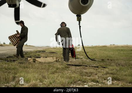 Mitglieder der US-Marine-Luftbesatzung mit dem Marine Aerial Refueller Transport Squadron 152, 1. Marine Air Wing tanken ein C-130-Flugzeug in IE Shima, Okinawa, Japan, 25. Januar 2022. 3. LSB führte eine Bataillon-Feldübung durch, um wichtige Aufgaben der Mission zu trainieren und aufkommende Kampfkonzepte zu Proben, um sich auf zukünftige Übungen und Operationen vorzubereiten. 3D MLG mit Sitz in Okinawa, Japan, ist eine nach vorne eingesetzte Kampfeinheit, die als umfassendes Logistik- und Kampfdienststützpunkt der III MEF für Operationen im gesamten Verantwortungsbereich des Indo-Pazifik dient. (USA Marine Corps Foto von La Stockfoto