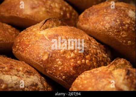 Frisch gebackene heiße Laibe knusprig hausgemachtes Brot aus nächster Nähe. Gesunde Lebensmittel und richtige Ernährung Stockfoto