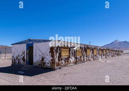 Verlassene Lagerstätte, die früher zur Erkundung von Grundwasserressourcen in den hohen Anden in der Nähe des Nationalparks Nevado Tres Cruces in Chile genutzt wurde Stockfoto