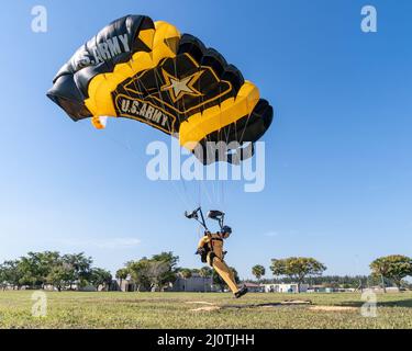 Sgt. 1st Klasse Ryan O'Rourke, Army Fallschirmteam, landet während eines Trainingssprungs auf der Homestead Air Reserve Base, Florida, am 25. Januar 2022 auf dem Ziel. Die Golden Knights führen ihren jährlichen Zertifizierungszyklus für ihre kommende Show-Saison durch. (USA Air Force Foto von Tech. Sgt. Lionel Castellano) Stockfoto