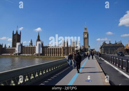 London, Großbritannien. 18. März 2022. An klaren Tagen laufen die Menschen über die Westminster Bridge, vorbei an den Houses of Parliament und Big Ben. (Foto: Vuk Valcic/SOPA Image/Sipa USA) Quelle: SIPA USA/Alamy Live News Stockfoto