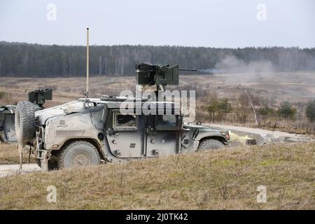 Fallschirmjäger der US-Armee mit 2nd Bataillons, 503rd Infanterie-Regiment, 173rd Airborne Brigade feuern ein Maschinengewehr des Kalibers .50 aus einem M1151 HMMWV während der Übung Rock Harvest auf dem 7th Army Training Command's Grafenwoehr Training Area, Deutschland, 25. Januar 2022. Die 173rd ab ist die US Army Contingency Response Force in Europa und kann einsatzbereite Truppen überall in den Verantwortungsbereichen der US-amerikanischen Kommandos in Europa, Afrika oder Central Commands projizieren. (USA Armeefoto von Gertrud Zach) Stockfoto