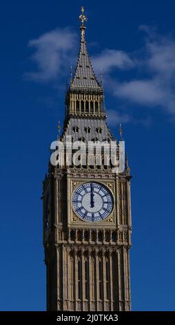 17. März 2022 - London: Vertikales Bild des Big Ben gegen tiefblauen Himmel Stockfoto