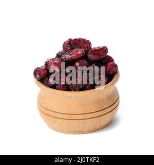 Ein Haufen getrockneter Preiselbeeren in einer Holzschüssel auf weißem Hintergrund. Köstliche Beeren Stockfoto