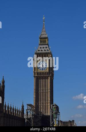 London, Großbritannien. 18. März 2022. Big Ben wird gesehen, als fast alle Gerüste entfernt wurden, da die Renovierungsarbeiten, die im Jahr 2017 begannen und sich schließlich der Fertigstellung nähert. (Bild: © Vuk Valcic/SOPA Images via ZUMA Press Wire) Stockfoto