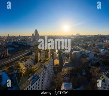 Gebäude am Kotelnicheskaya-Ufer und am Fluss Jauza in Moskau, Russland. Dies ist einer der sieben Stalin-Wolkenkratzer. Luftaufnahme Stockfoto