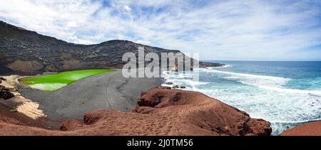 Panoramablick auf die smaragdgrüne Lagune und das Meer - ein vulkanisches Merkmal in El Golfo, Lanzarote, Spanien am 9. März 2022 Stockfoto