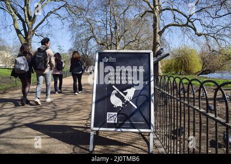 London, Großbritannien. 19. März 2022. Ein Schild am St James's Park warnt vor der Vogelgrippe, da Großbritannien mit einem weiteren Ausbruch konfrontiert ist. Studien haben gezeigt, dass die Vogelgrippe hauptsächlich auf Fabrikfarmen ihren Ursprung hat, weil menschliche Handlungen und Bedingungen, unter denen domestizierte Vögel, die für Fleisch und Eier aufgezogen wurden, gehalten werden, und Sprünge zu Wildvogelpopulationen. (Bild: © Vuk Valcic/SOPA Images via ZUMA Press Wire) Stockfoto