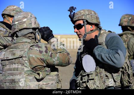 Cpl. Zachary Ellsworth ist dem 704. Brigade Support Bataillon, 2. Stryker Brigade Combat Team, 4. Infantry Division, zugewiesen und inspiziert einen Soldaten auf den richtigen Verschleiß der persönlichen Schutzausrüstung, bevor er am 26. Januar einen M240 Maschinengewehr-Schießstand auf dem Piñon Canyon Manove Site, Colorado, erreicht. Die Aufrechterhaltung von Fähigkeiten und Training, wie das Abfeuern des Maschinengewehrs M240, stellt sicher, dass die Soldaten der Kriegspferde sofort einsatzbereit sind. (USA Armeefoto von Sgt. Gabrielle Pena) Stockfoto