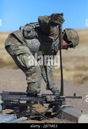 Ein Soldat, der dem 704. Brigade Support Bataillon, 2. Stryker Brigade Combat Team, 4. Infantry Division, zugewiesen wurde, bereitet eine Gasse für den Abschuss eines M240 Maschinengewehrs am 26. Januar auf dem Piñon Canyon Maneuve Site, Colorado, vor. Die Aufrechterhaltung von Fähigkeiten und Training, wie das Abfeuern des Maschinengewehrs M240, stellt sicher, dass die Soldaten der Kriegspferde sofort einsatzbereit sind. (USA Armeefoto von Sgt. Gabrielle Pena) Stockfoto