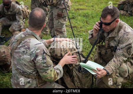 Soldaten, die dem Kampfteam der 3. Infanterie-Brigade, der 25. Infanterie-Division, zugewiesen wurden, bereiten sich darauf vor, während der Brigade Mungadai im Kahuku Training Area, Hawaii, am 26. Januar 2022 einen MEDEVAC mit neun Leitungen zu rufen. Die Brigade Mungadai ist eine mehrtägige Schulungsveranstaltung für hochrangige Führungskräfte der Brigade, die sie körperlich und geistig testen und dabei einen Esprit de Corps und Kameradschaft aufbauen soll. (USA Foto der Armee von Staff Sgt. Alan Brutus) Stockfoto