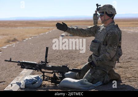 Ein Soldat, der dem 704. Brigade Support Bataillon, 2. Stryker Brigade Combat Team, 4. Infantry Division, zugewiesen wurde, identifiziert Ziele auf einem M240 Maschinengewehrbereich, bevor er am 26. Januar auf dem Piñon Canyon Manöver Site, Colorado, feuert. Die Aufrechterhaltung von Fähigkeiten und Training, wie das Abfeuern des Maschinengewehrs M240, stellt sicher, dass die Soldaten der Kriegspferde sofort einsatzbereit sind. (USA Armeefoto von Sgt. Gabrielle Pena) Stockfoto