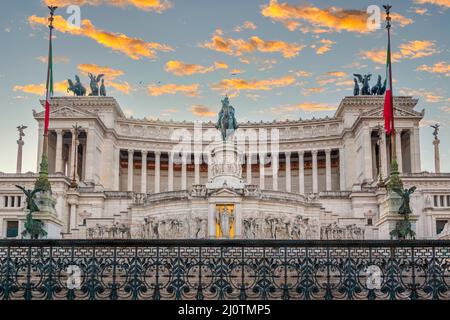 Das Nationaldenkmal Viktor Emmanuel II. Oder Altare della Patria, ein berühmtes Denkmal in Rom, Italien, das den ersten König eines Vereinigten Italiens ehrt. Stockfoto