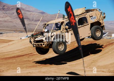 Nevada, USA. 11. März 2022. Green Berets mit der 5. Special Forces Group (Airborne), trafen den ersten Sprung mit ihrem Ground Mobility Vehicle 1,1 während der Mint 400 am 11. März 2022 in Primm, Nevada. Das jährliche Offroad-Rennen in der amerikanischen Wüste bietet Green Berets einen einzigartigen Veranstaltungsort, um ihre erprobteste Mobilität der Wüste über 200 Meilen in der Wüste von Nevada zu testen. Kredit: U.S. Army/ZUMA Press Wire Service/ZUMAPRESS.com/Alamy Live Nachrichten Stockfoto