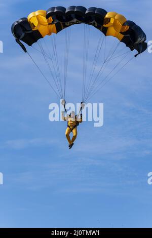 Sgt. 1. Klasse Morgan George vom US Army Fallschirm Team landet am 26. Januar 2022 seinen Fallschirm für einen Trainingssprung in Homestead, Florida. USAPT führt den jährlichen Zertifizierungszyklus für die kommende Show-Saison durch. (USA Armeefoto von Megan Hackett) Stockfoto