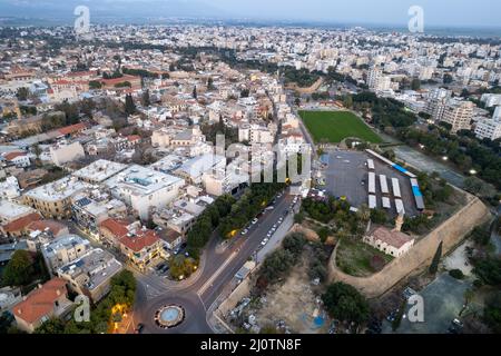 Luftdrohne Draufsicht auf das Stadtbild von Nikosia in Zypern Stockfoto