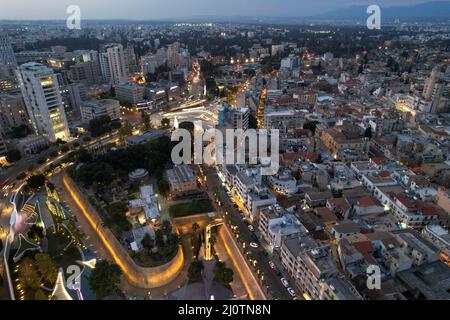 Luftdrohnenaufnahme des Stadtbildes von Nikosia in Zypern bei Sonnenuntergang. Stockfoto