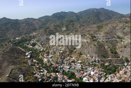 Luftdrohnenaufnahme des Bergdorfes Palaichori. Nikosia Zypern Stockfoto