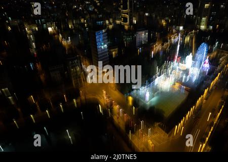 Luftdrohnenaufnahme des Stadtbildes von Nikosia in Zypern bei Sonnenuntergang. Verschwommenes abstraktes Foto von oben. Stockfoto