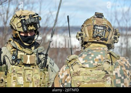 Militärangehöriger der lettischen Streitkräfte arbeiten Seite an Seite mit Soldaten der US-Armee, die dem Bataillon 1st, dem Artillerieregiment 120th und der Wisconsin Army National Guard zugewiesen sind, während sie während des Northern Strike 22-1 („Winterstreiks“) im National All-Domain Warfighting Center, Grayling, Michigan, 27. Januar, 2022. „Winterstreik“, die Winteriteration des Northern Strike Übungsprogramms, findet im National All-Domain Warfighting Center von Northern Michigan statt. Der NADWC dient als perfekter Ort für Einheiten in der gesamten Abteilung für Def Stockfoto