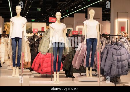 Weibliche Schaufensterpuppen in legerer Kleidung stehen in einem Bekleidungsgeschäft. Mannequins in der großen Mall. Stockfoto