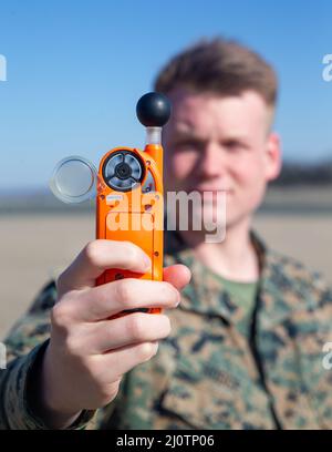 U.S. Marine Corps Lance CPL. Chandler A. Hodge, Analyst für Meteorologie und Ozeanographie (METOC) bei Marine Corps Air Facilities Quantico, liest Informationen von einem Turmwettermesser auf der Marine Corps Base Quantico, Virginia, 26. Januar 2022. Dieses Gerät liest die Temperatur, den Druck und die Luftfeuchtigkeit der Feuchtkugel und wird in taktischen Situationen oder wenn die Wetterbedingungen vor Ort bekannt sein müssen, verwendet. (FOTO DES US Marine Corps von Lance CPL. Kayla Lamar) Stockfoto