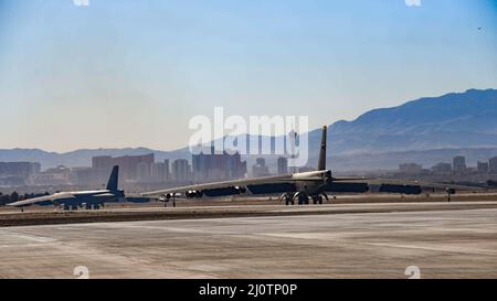 Zwei Minot Air Force Base 5th Bomb Wing B-52H Stratofortresses fahren auf die Landebahn, bevor sie während der Red Flag-Nellis 22-1 auf dem Nevada Test and Training Range am 25. Januar 2022 auf der Nellis Air Force Base starten. Die Nevada Test and Training Range ist das wichtigste militärische Trainingsgebiet der US Air Force mit mehr als 12.000 Quadratkilometern Luftraum und 2,9 Millionen Hektar Land. (Foto der U.S. Air Force von Senior Airman Michael A. Richmond) 5. Bombenflügel, Minot AFB, Nellis AFB, RFNAFB, Red Flag, Red Flag-Nellis 22-1, Stockfoto