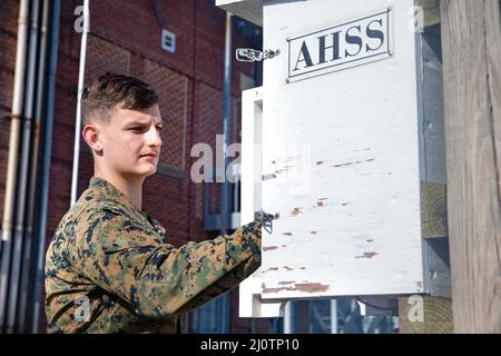 U.S. Marine Corps CPL. Haydon R. King, ein Meteorologie- und Ozeanographie-Analyst (METOC) bei Marine Corps Air Facilities Quantico, überprüft das automatisierte Wärmestress-System bei Marine Corps Base Quantico, Virginia, 26. Januar 2022. Dieses Gerät liest und analysiert alle Faktoren in Bezug auf den Wärmeindex, der es den Marineinfanteristen ermöglicht, die Bedingungen der Flagge zu bestimmen und weiterzugeben, von grün bis schwarz, und den Kommandanten der Basis darüber zu informieren, welche Aktivitäten unter den gegebenen Bedingungen durchgeführt werden können. (FOTO DES US Marine Corps von Lance CPL. Kayla Lamar) Stockfoto