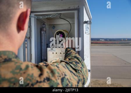 U.S. Marine Corps CPL. Haydon R. King, ein Meteorologie- und Ozeanographie-Analyst (METOC) bei Marine Corps Air Facilities Quantico, überprüft das automatisierte Wärmestress-System bei Marine Corps Base Quantico, Virginia, 26. Januar 2022. Dieses Gerät liest und analysiert alle Faktoren in Bezug auf den Wärmeindex, der es den Marineinfanteristen ermöglicht, die Bedingungen der Flagge zu bestimmen und weiterzugeben, von grün bis schwarz, und den Kommandanten der Basis darüber zu informieren, welche Aktivitäten unter den gegebenen Bedingungen durchgeführt werden können. (FOTO DES US Marine Corps von Lance CPL. Kayla Lamar) Stockfoto