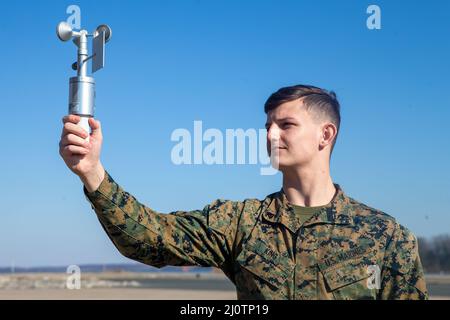 U.S. Marine Corps CPL. Haydon R. King, Analyst für Meteorologie und Ozeanographie (METOC) bei Marine Corps Air Facilities Quantico, liest die Informationen eines Anemometers auf der Marine Corps Base Quantico, Virginia, 26. Januar 2022. Das Anemometer ist ein Wetterinstrument, mit dem sowohl windgeschwindigkeit als auch Windrichtung gemessen werden können. (FOTO DES US Marine Corps von Lance CPL. Kayla Lamar) Stockfoto