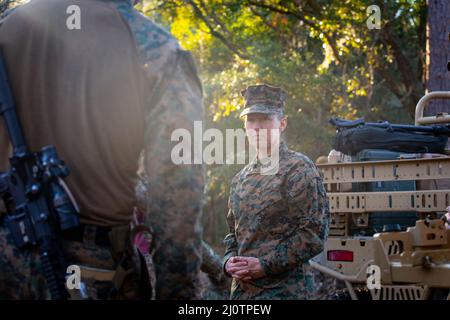 US Marine Corps Brig. Gen. Julie L. Nethercot, Kommandierende Generaloberin des Rekrutierungsdepots und der Östlichen Rekrutierungsregion Parris Island, beobachtet Operationen während der Littoral Exercise I (LEX I) in Parris Island, S.C., 26. Januar 2022. Während der LEX I werden Marineinfanteristen und Seeleute an Bord der Wichita und auf verschiedenen Stützpunkten an der Ostküste neue Trainingsarten durchführen, um sich auf zukünftige Szenarien in Küstenumgebungen vorzubereiten. Sie werden mit neuen Taktiken experimentieren und mit multidomänenübergreifenden Aufklärungs- und Gegen-Aufklärungsteams gemäß Force Design 2030 trainieren Marine Corp Stockfoto