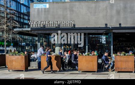 Das warme Wetter wird im neuen Bar- und Restaurant „The South Strand“ von Wetherspoons am Hanover Quay in Dublin, Irland, von Menschenmassen genossen. Stockfoto