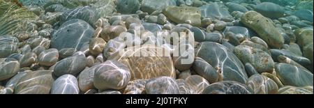 Kieselsteine und Felsen unter Wasser im Meer, Naturlandschaft, Mittelmeer, Spanien Stockfoto
