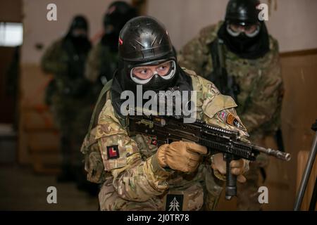 Soldaten der britischen Armee, die der Black Horse-Truppe der Royal Dragoon Guard zugewiesen wurden, trainieren in Elk, Polen, am 27. Januar 2022. Das Training verbesserte die Fähigkeiten und die Fähigkeit der Truppe, NATO-leichte Aufklärungsarbeiten als Teil der Kampfgruppe Polen bereitzustellen. (USA Armeefoto von Sgt. Adrian Patoka, Klasse 1st) Stockfoto