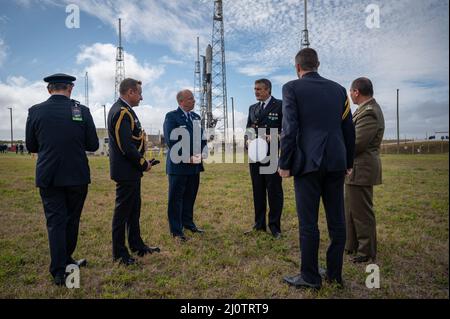 US Space Force Brig. General Stephen Purdy, Dritter von links, Kommandant des Space Launch Delta 45, spricht mit Mitgliedern des italienischen Militärs beim Launch Complex 40 auf der Cape Canaveral Space Force Station, Florida, 27. Januar 2022. Anführer der italienischen Luftwaffe, der Marine und der Armee besuchten CCSFS zum Start des italienischen Erdbeobachtungssatelliten COSMO-SkyMed der zweiten Generation (CSG-2) an Bord der amerikanischen Rakete SpaceX Falcon 9. Die Vereinigten Staaten und Italien teilen eine lange Tradition der Zusammenarbeit im Bereich der Weltrauensicherheit. (USA Space Force Foto von Senior Airman Thomas Sjoberg) Stockfoto