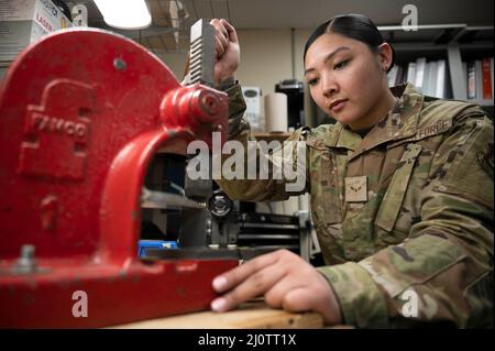 Luftwaffenstützpunkt Eielson, Alaska, USA. 10. März 2022. U.S. Air Force Airman 1. Class Pearl Laguana, ein Auszubildender in der Bauingenieursschlosswerkstatt von 354., baut auf der Eielson Air Force Base, Alaska, den 11. März 2022 einen Türkern. Bauspezialisten bauen und reparieren alle Gebäude und anderen Strukturen von der Gründung an. Diese hochqualifizierten Experten nutzen ihre vielfältigen Fähigkeiten und Spezialmaterialien, Werkzeuge und Geräte, um alles zu bauen, von improvisierten Notunterkünften bis hin zu Umkleideräumen. Quelle: U.S. Air Force/ZUMA Press Wire Service/ZUMAPRESS.com/Alamy Live News Stockfoto