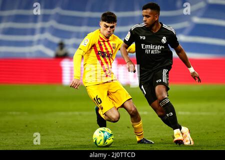 MADRID, SPANIEN - 20. MÄRZ: Pedri des FC Barcelona, Rodrygo des Real Madrid während des spanischen La Liga Santander-Spiels zwischen Real Madrid und dem FC Barcelona im Estadio Santiago Bernabéu am 20. März 2022 in Madrid, Spanien (Foto: DAX Images/Orange Picics) Credit: Orange Pics BV/Alamy Live News Stockfoto