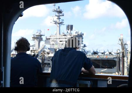 220127-N-EF547-1032 PHILIPPINISCHES MEER (JAN 27, 2022) Seaman Trevor Nuttle, ein gebürtiger Charlotte, N.C., steht als Telefongesprächstelefon an Bord eines Lenkraketen-Kreuzers USS Lake Champlain (CG 57) der Ticonderoga-Klasse während eines Tankens auf See mit dem Flottenfüllungsöler der Henry J. Kaiser-Klasse USNS Guadalupe (T-AO 200), 27. Januar 2022. Die Carl Vinson Carrier Strike Group ist im geplanten Einsatzbereich der US-Flotte für 7th im Einsatz, um die Interoperabilität durch Allianzen und Partnerschaften zu verbessern und gleichzeitig als einsatzbereite Truppe zur Unterstützung einer freien und offenen Region im Indo-Pazifik-Raum zu dienen. (USA Marineblau Foto b Stockfoto