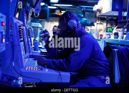 PHILIPPINISCHES MEER (Jan 29, 2022) der Chief Fire Controlman (AEGIS) Travis Taylor aus Newport News, VA., verfolgt Kontakte im Combat Information Center an Bord des Arleigh Burke-Klasse Lenkraketen-Zerstörers USS Fitzgerald (DDG 62). Während der bilateralen Trainingsübung Ship Anti-Submarine Warfare Readiness Effectiveness Measuring (SHAREM) mit der Japan Maritime Self Defense Force.Fitzgerald ist auf einem geplanten Einsatz im US-7.-Flottenbereich, um die Interoperabilität mit Allianzen und Partnerschaften zu verbessern und gleichzeitig als einsatzbereite Truppe zur Unterstützung von zu dienen Eine kostenlose und o Stockfoto