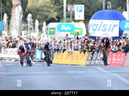 Sanremo, Italien. 19. März 2022. Milan-Sanremo 2022: Matej Mohoric gewann den 'Spring Classic'. Kredit: Unabhängige Fotoagentur/Alamy Live Nachrichten Stockfoto