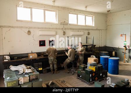 Personal Sgt. Audel Ramirez (links) und Staff Sgt. Reid Edmonds (Mitte), beide Munitionsinspektoren der 39. Wartungsschwadron, führen Routineinspektionen an lebender Munitionsinspektoren mit Personal Sgt durch. Joshua Leach, ein Qualitätssicherungsinspektor der 39. Weapons System Security Group, auf dem Luftwaffenstützpunkt Incirlik, Türkei, 27. Januar 2022. Die Munitionsinspektoren sind bei Incirlik ab verantwortlich für die Aufrechterhaltung der Rechenschaftspflicht und Koordination aller Munitionsmittel, um die Vermögenswerte und das Personal der USA und der NATO in der gesamten Türkei zu unterstützen und zu schützen. (USA Luftwaffe Foto von Airman 1. Klasse Brandt Self) Stockfoto